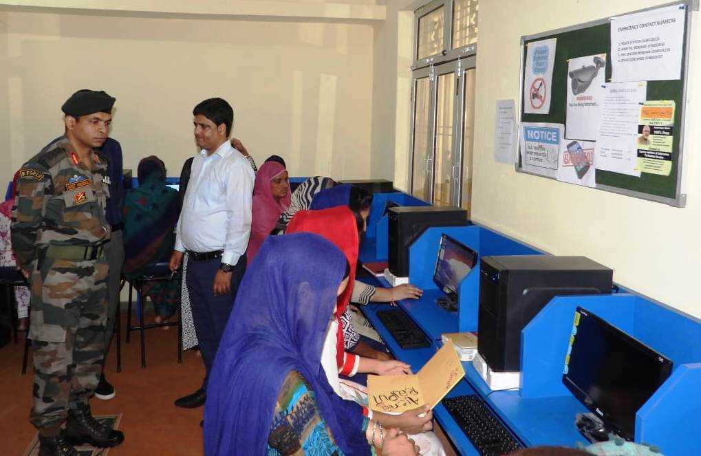 जम्मू-कश्मीर : सेना की विशेष पहल की बदौलत छात्राओं ने सीखी ड्राइविंग, किया कम्प्यूटर कोर्स